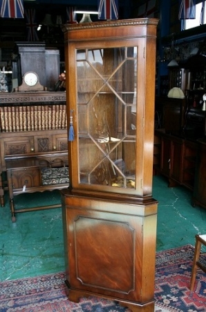 コーナーキャビネット