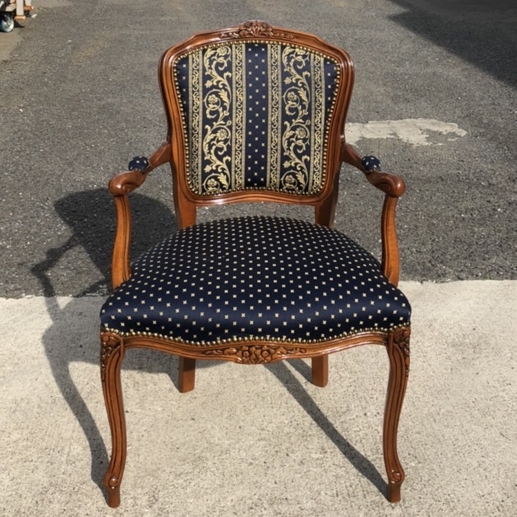 シックアームチェア